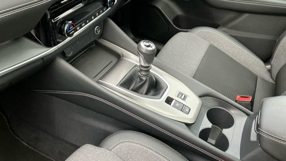 Nissan Qashqai 1.3 DiG-T MH N-Connecta 5dr Petrol Hatchback - Image 13