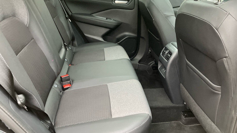 Nissan Qashqai 1.3 DiG-T MH N-Connecta 5dr Petrol Hatchback - Image 16