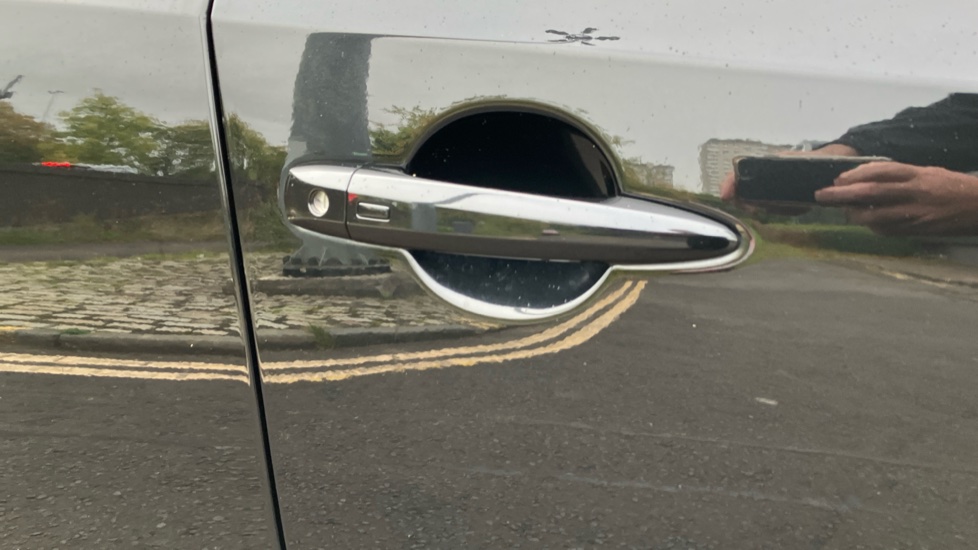 Nissan Qashqai 1.3 DiG-T MH N-Connecta 5dr Petrol Hatchback - Image 23