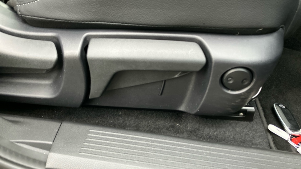 Nissan Qashqai 1.3 DiG-T MH N-Connecta 5dr Petrol Hatchback - Image 27