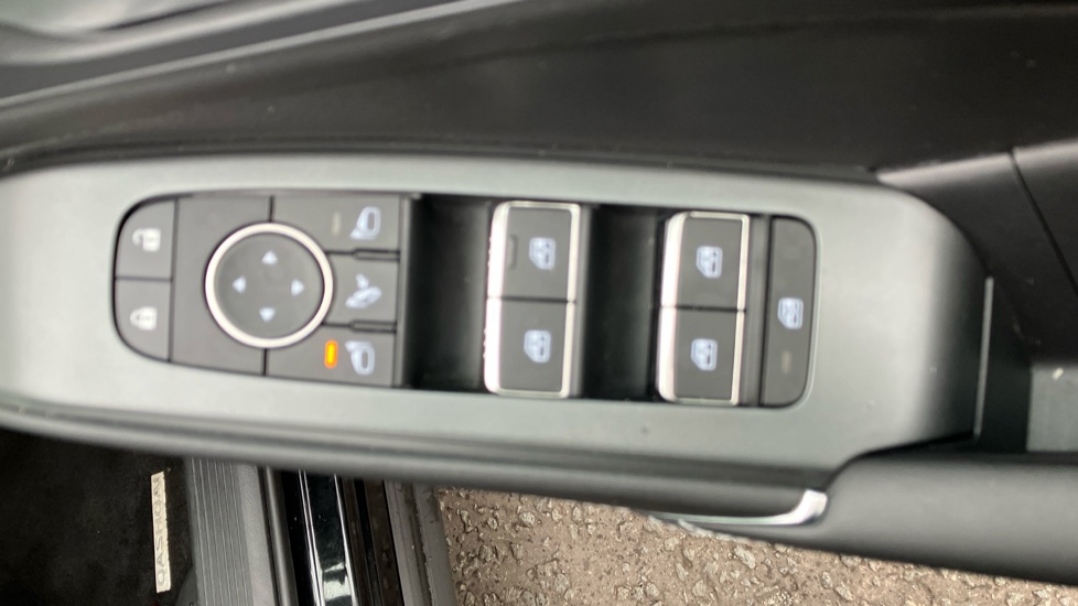 Nissan Qashqai 1.3 DiG-T MH N-Connecta 5dr Petrol Hatchback - Image 28