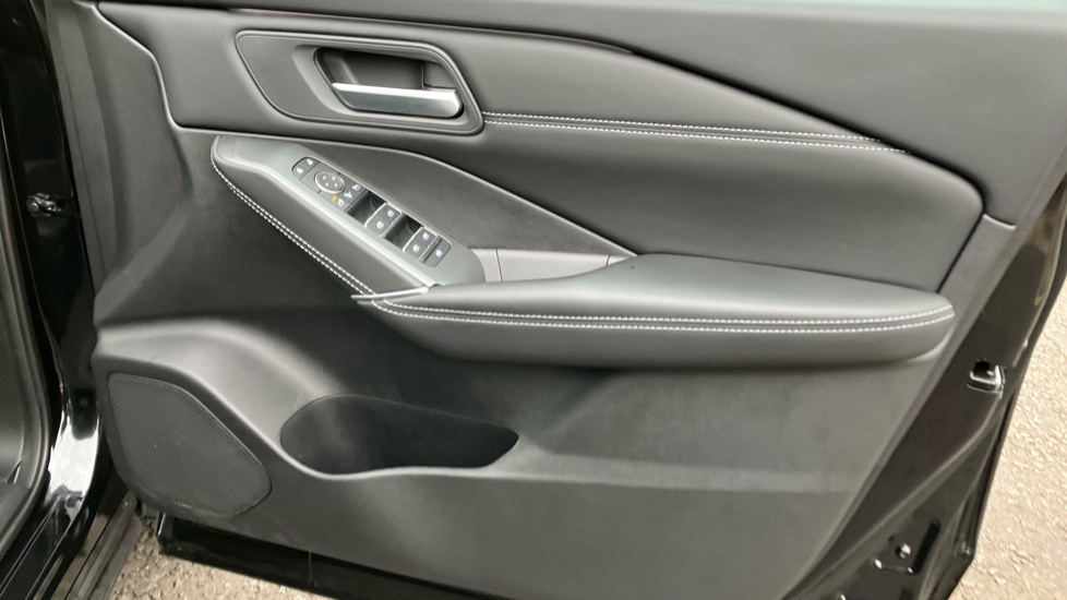 Nissan Qashqai 1.3 DiG-T MH N-Connecta 5dr Petrol Hatchback - Image 29