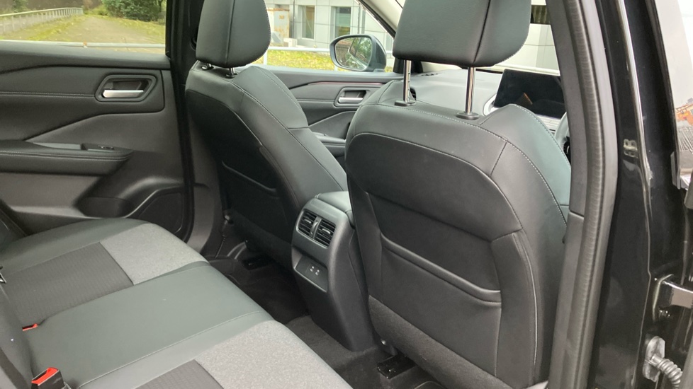 Nissan Qashqai 1.3 DiG-T MH N-Connecta 5dr Petrol Hatchback - Image 30