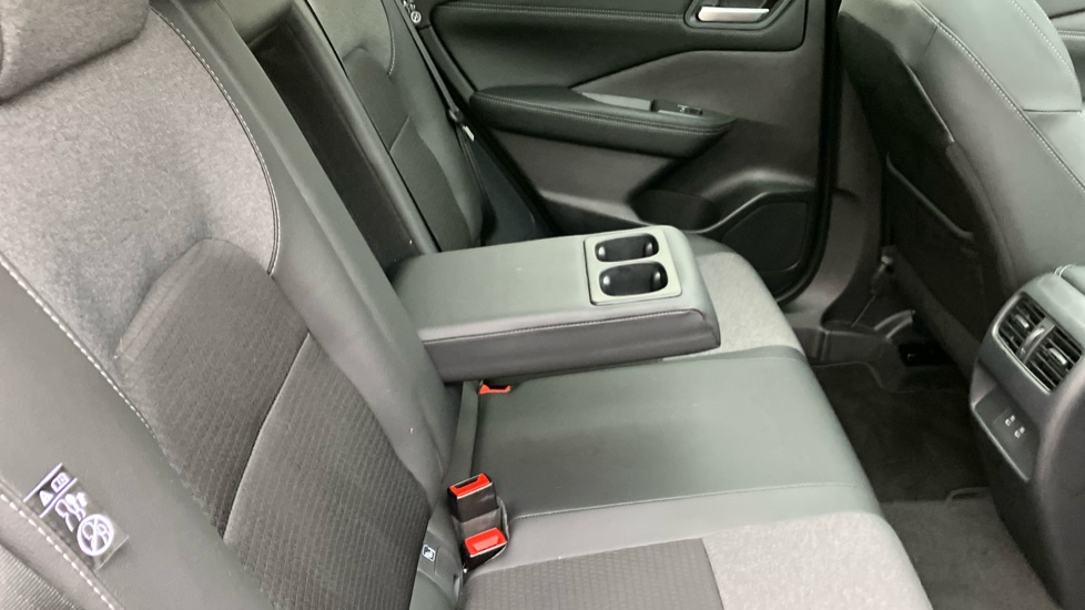 Nissan Qashqai 1.3 DiG-T MH N-Connecta 5dr Petrol Hatchback - Image 32