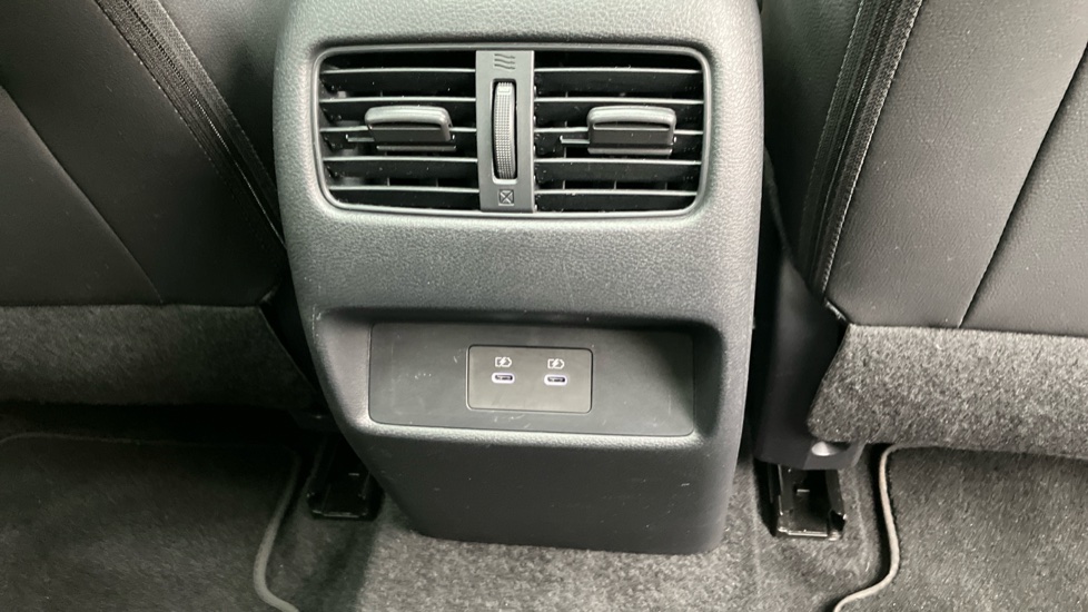 Nissan Qashqai 1.3 DiG-T MH N-Connecta 5dr Petrol Hatchback - Image 33