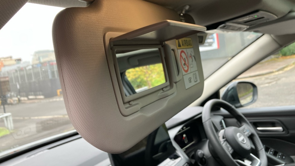 Nissan Qashqai 1.3 DiG-T MH N-Connecta 5dr Petrol Hatchback - Image 39