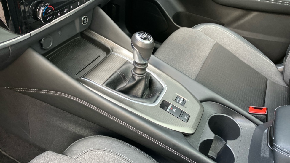 Nissan Qashqai 1.3 DiG-T MH N-Connecta [Glass Roof] 5dr Petrol Hatchback - Image 13