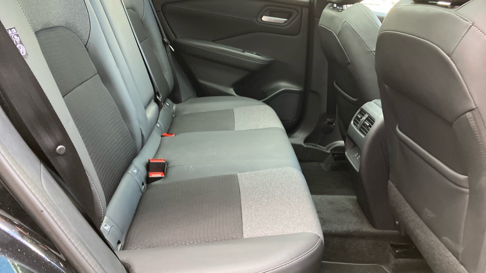 Nissan Qashqai 1.3 DiG-T MH N-Connecta [Glass Roof] 5dr Petrol Hatchback - Image 16