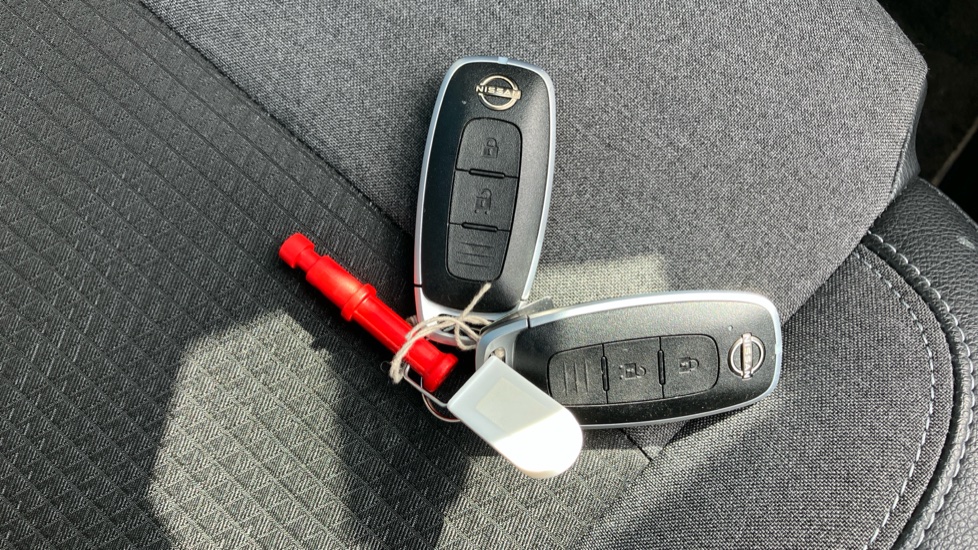 Nissan Qashqai 1.3 DiG-T MH N-Connecta [Glass Roof] 5dr Petrol Hatchback - Image 20