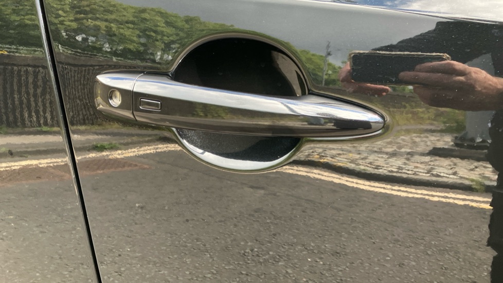 Nissan Qashqai 1.3 DiG-T MH N-Connecta [Glass Roof] 5dr Petrol Hatchback - Image 23