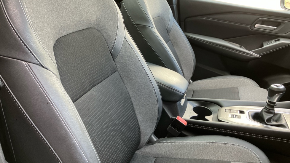 Nissan Qashqai 1.3 DiG-T MH N-Connecta [Glass Roof] 5dr Petrol Hatchback - Image 27