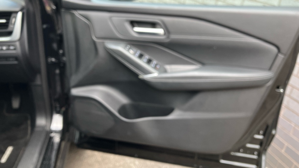 Nissan Qashqai 1.3 DiG-T MH N-Connecta [Glass Roof] 5dr Petrol Hatchback - Image 30