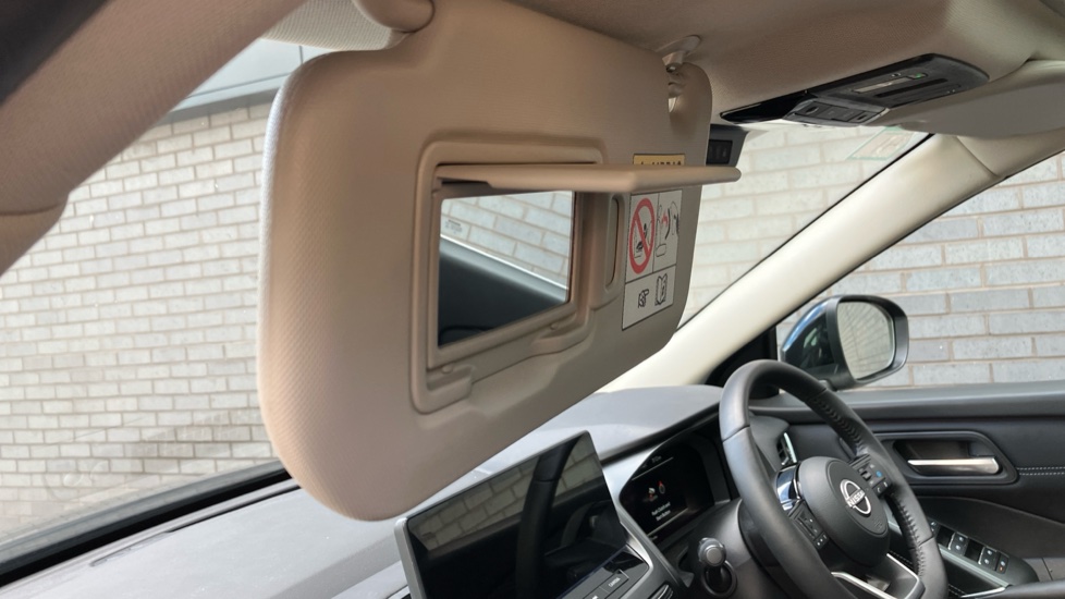 Nissan Qashqai 1.3 DiG-T MH N-Connecta [Glass Roof] 5dr Petrol Hatchback - Image 40