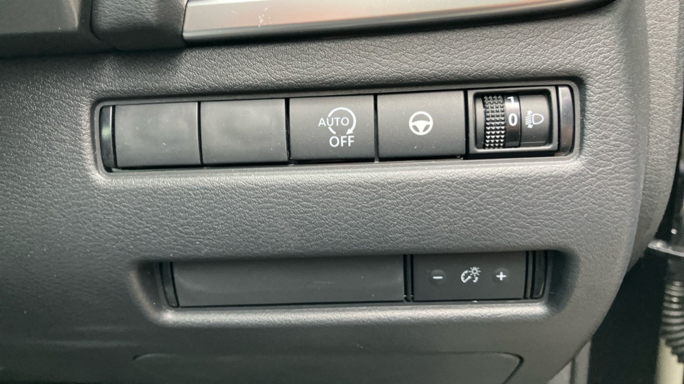 Nissan Qashqai 1.3 DiG-T MH N-Connecta [Glass Roof] 5dr Petrol Hatchback - Image 41