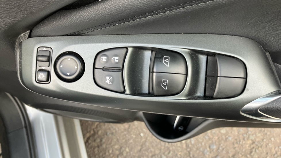 Nissan Juke 1.0 DiG-T N-Connecta 5dr Petrol Hatchback - Image 32