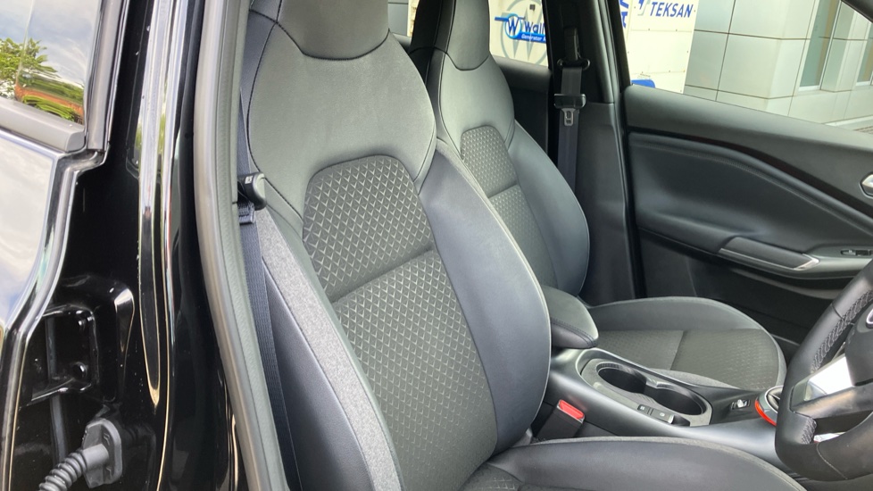 Nissan Juke 1.0 DiG-T N-Connecta 5dr Petrol Hatchback - Image 27