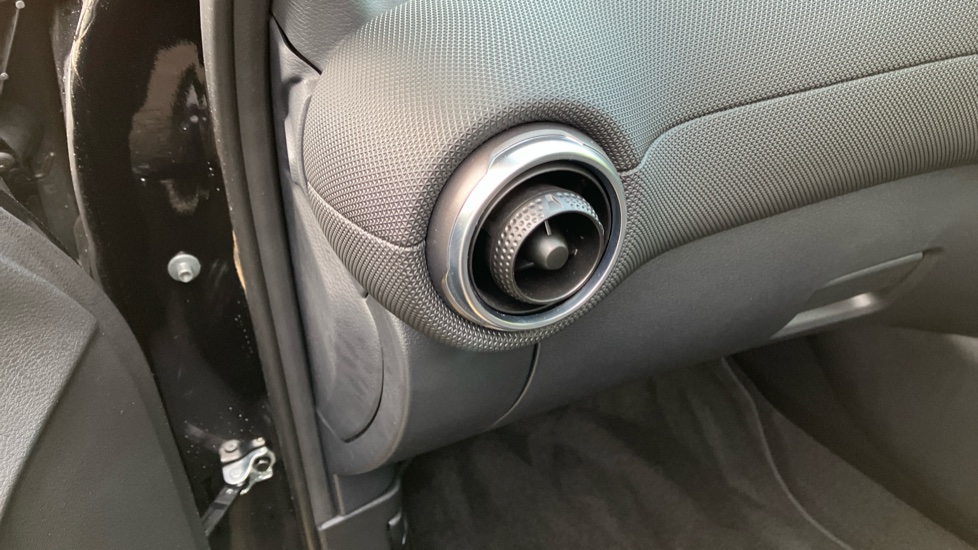 Nissan Juke 1.0 DiG-T N-Connecta 5dr Petrol Hatchback - Image 37