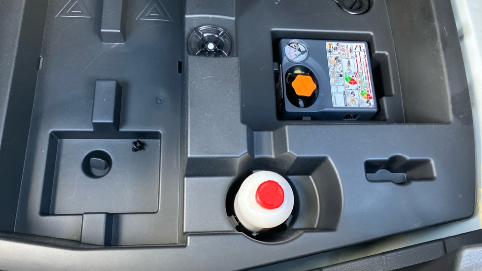 Nissan Juke 1.0 DiG-T N-Connecta 5dr Petrol Hatchback - Image 29