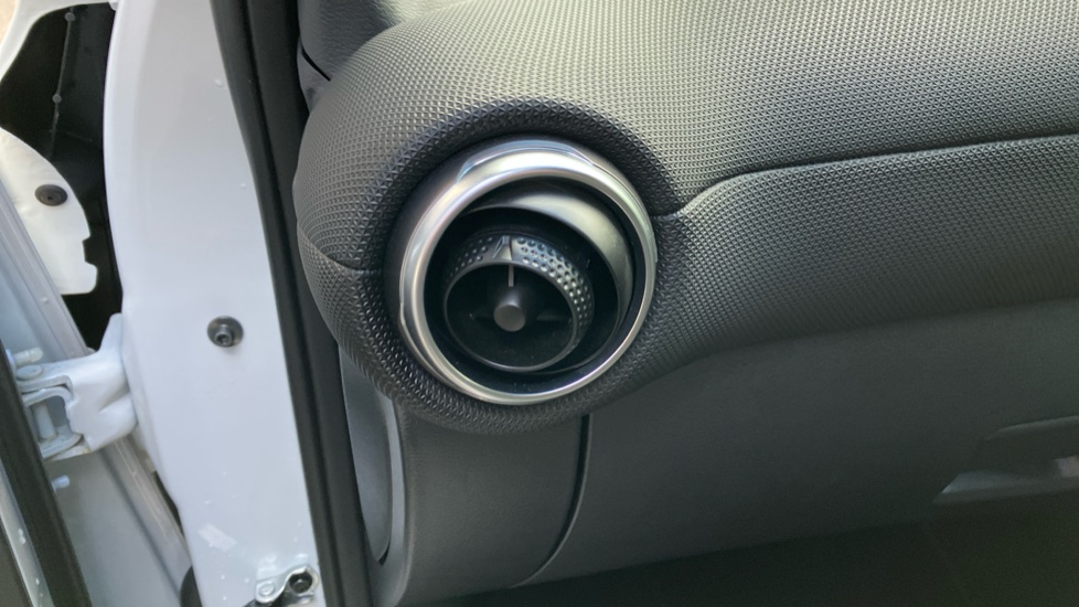 Nissan Juke 1.0 DiG-T N-Connecta 5dr Petrol Hatchback - Image 30