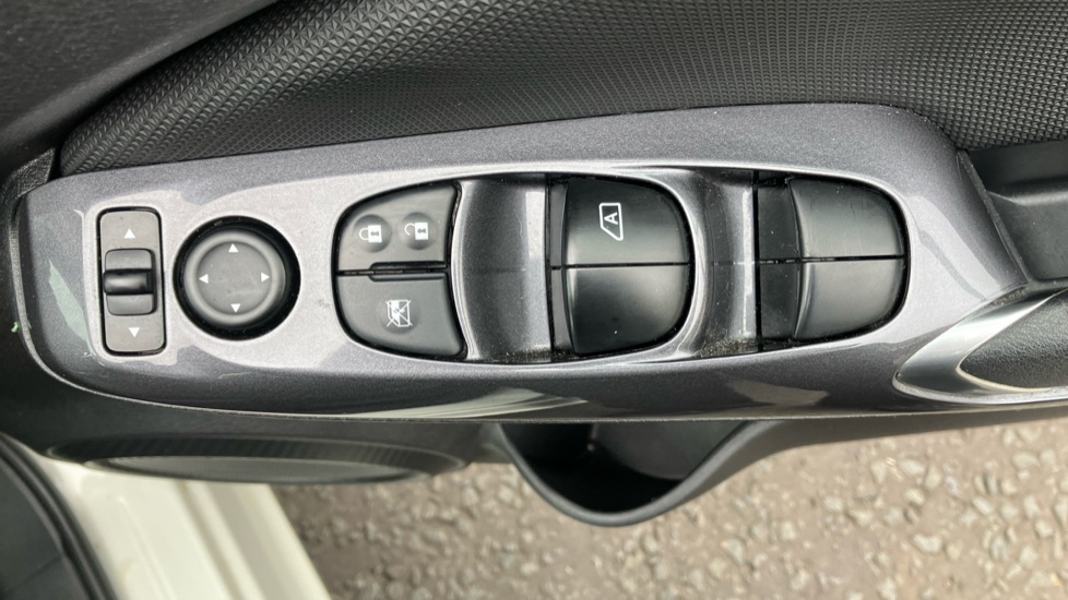 Nissan Juke 1.0 DiG-T 114 Acenta 5dr Petrol Hatchback - Image 27