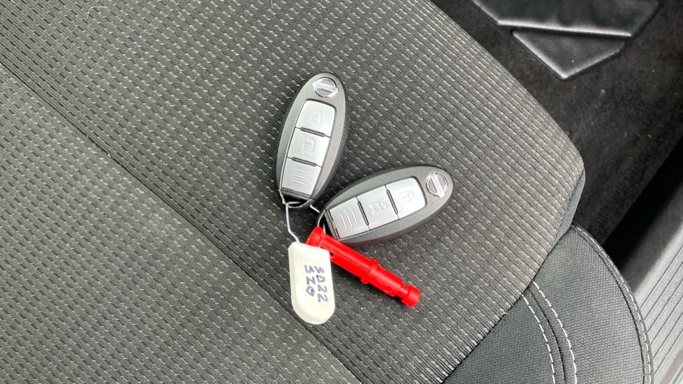 Nissan Qashqai 1.3 DiG-T MH Acenta Premium 5dr Petrol Hatchback - Image 20