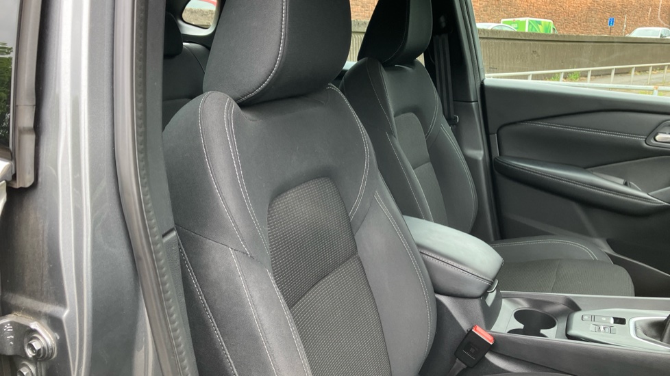 Nissan Qashqai 1.3 DiG-T MH Acenta Premium 5dr Petrol Hatchback - Image 25