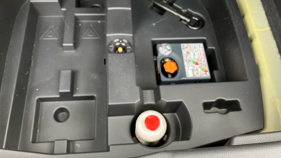 Nissan Juke 1.0 DiG-T Tekna 5dr Petrol Hatchback - Image 37