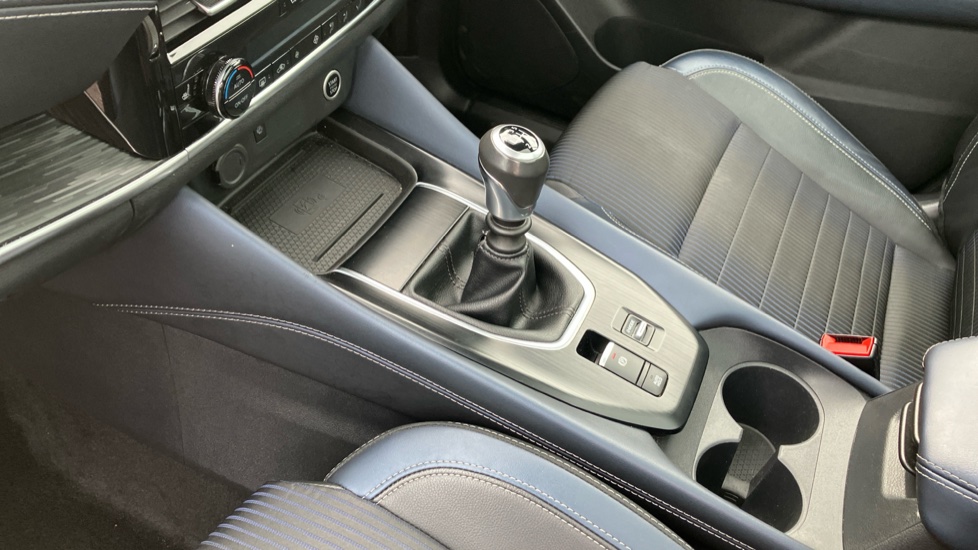 Nissan Qashqai 1.3 DiG-T MH 158 Tekna 5dr Petrol Hatchback - Image 13