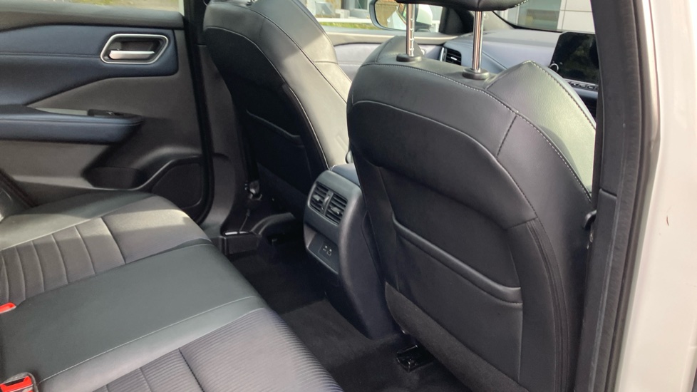 Nissan Qashqai 1.3 DiG-T MH 158 Tekna 5dr Petrol Hatchback - Image 31