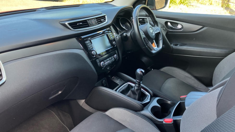 Nissan Qashqai 1.3 DiG-T N-Connecta 5dr Petrol Hatchback - Image 9