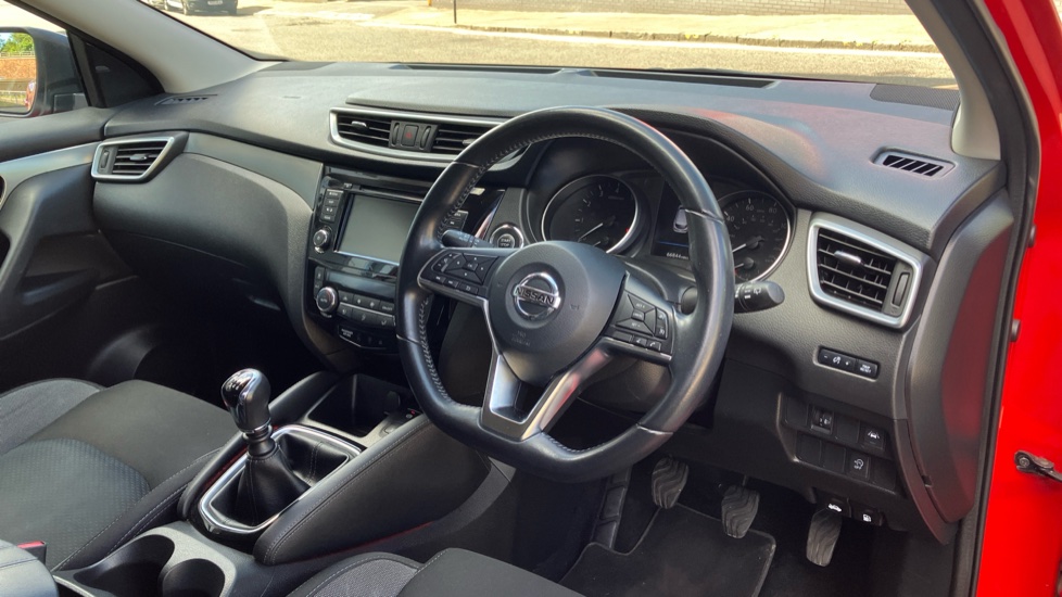 Nissan Qashqai 1.3 DiG-T N-Connecta 5dr Petrol Hatchback - Image 11