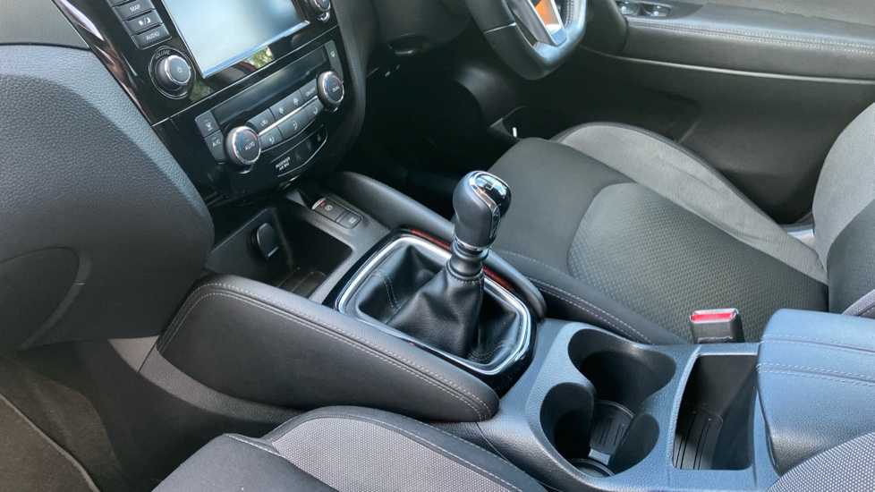 Nissan Qashqai 1.3 DiG-T N-Connecta 5dr Petrol Hatchback - Image 13