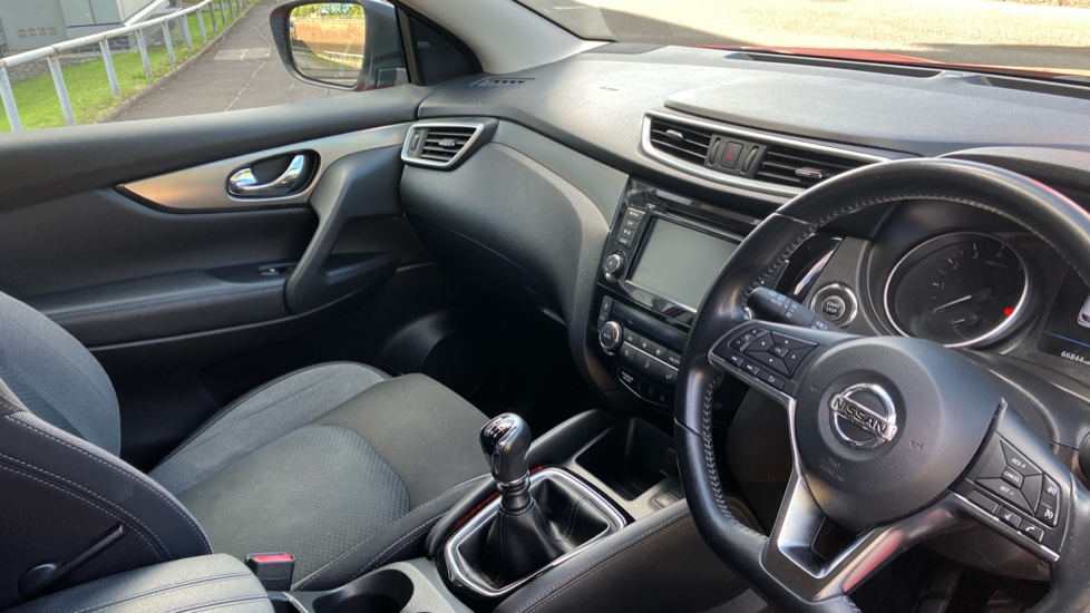 Nissan Qashqai 1.3 DiG-T N-Connecta 5dr Petrol Hatchback - Image 14