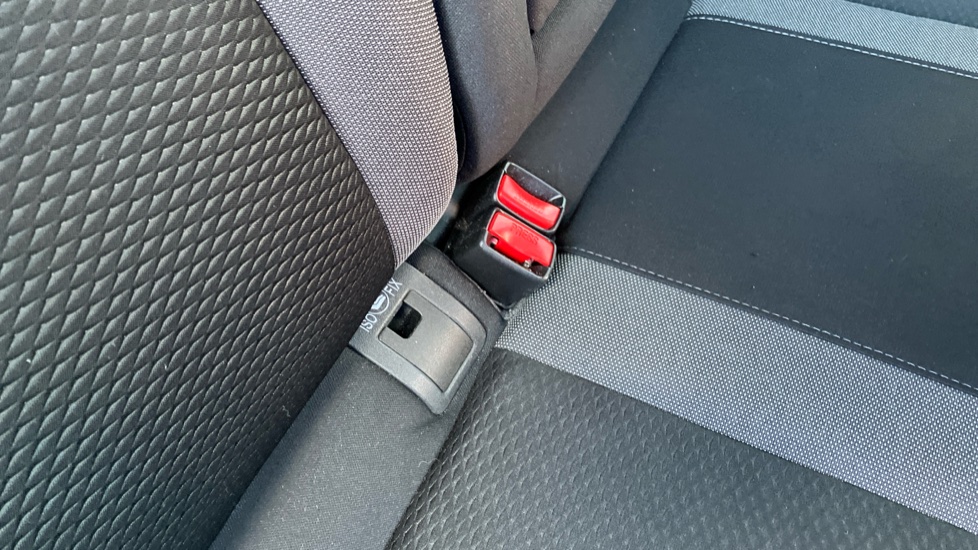 Nissan Qashqai 1.3 DiG-T N-Connecta 5dr Petrol Hatchback - Image 17