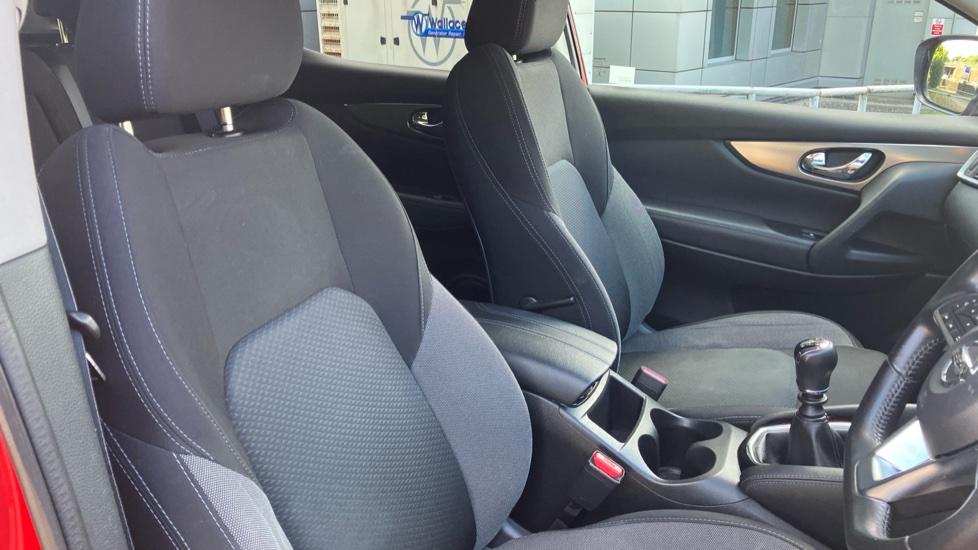 Nissan Qashqai 1.3 DiG-T N-Connecta 5dr Petrol Hatchback - Image 29