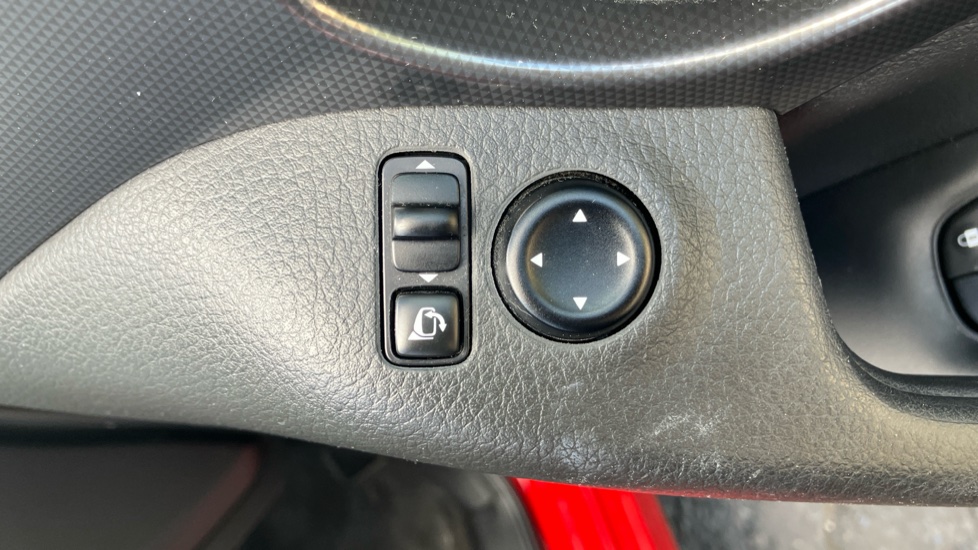 Nissan Qashqai 1.3 DiG-T N-Connecta 5dr Petrol Hatchback - Image 31