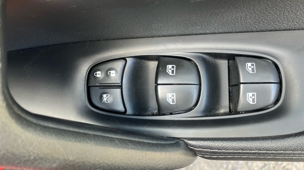 Nissan Qashqai 1.3 DiG-T N-Connecta 5dr Petrol Hatchback - Image 32
