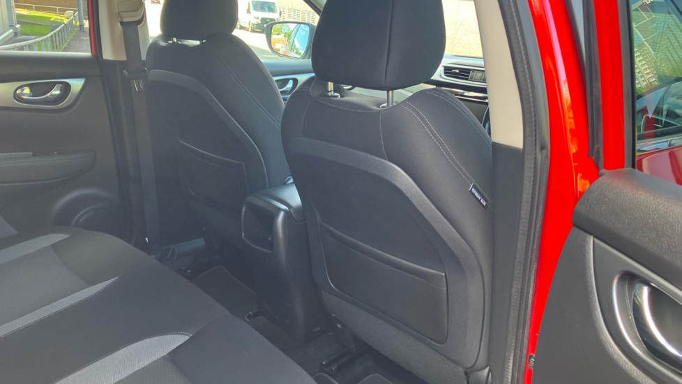 Nissan Qashqai 1.3 DiG-T N-Connecta 5dr Petrol Hatchback - Image 34