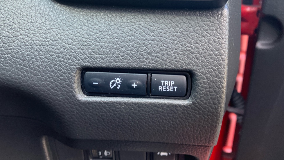 Nissan Qashqai 1.3 DiG-T N-Connecta 5dr Petrol Hatchback - Image 38