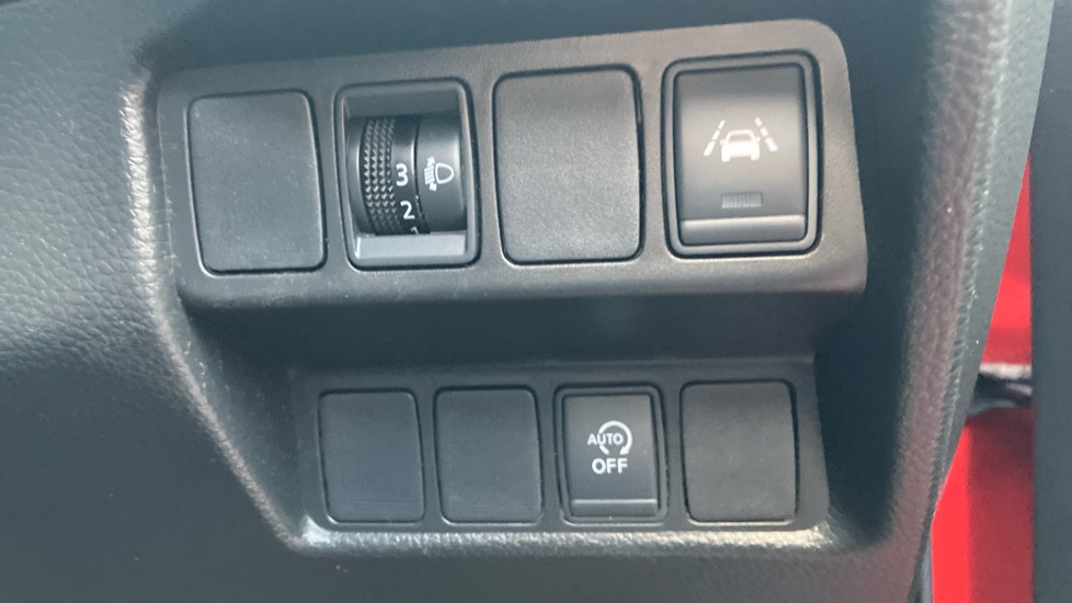 Nissan Qashqai 1.3 DiG-T N-Connecta 5dr Petrol Hatchback - Image 39