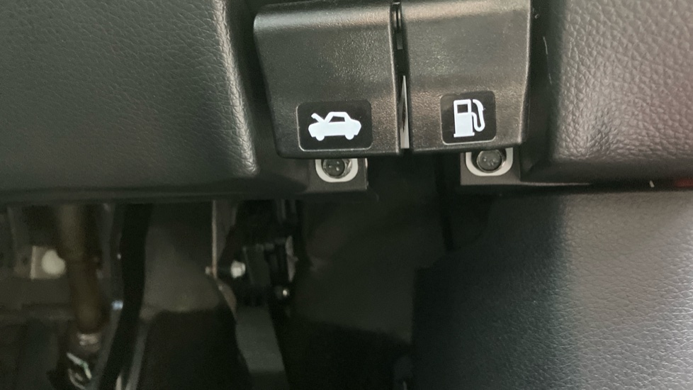 Nissan Qashqai 1.3 DiG-T N-Connecta 5dr Petrol Hatchback - Image 40