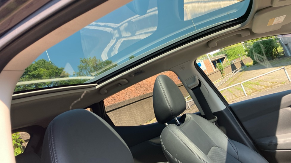 Nissan Qashqai 1.3 DiG-T 160 Tekna 5dr Petrol Hatchback - Image 26