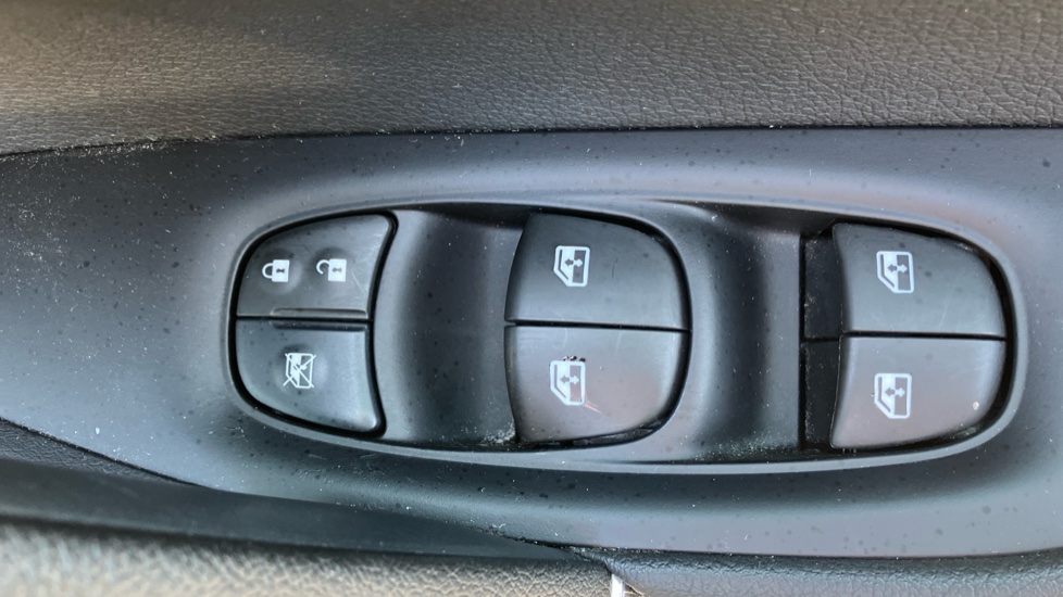 Nissan Qashqai 1.3 DiG-T 160 Tekna 5dr Petrol Hatchback - Image 30