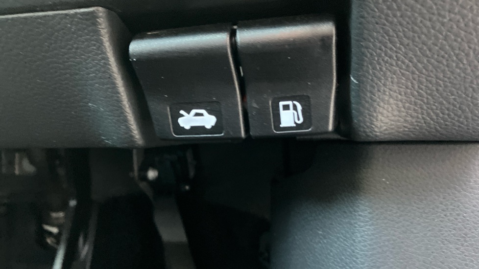 Nissan Qashqai 1.3 DiG-T 160 Tekna 5dr Petrol Hatchback - Image 44