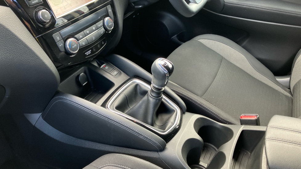 Nissan Qashqai 1.3 DiG-T Acenta Premium 5dr Petrol Hatchback - Image 13