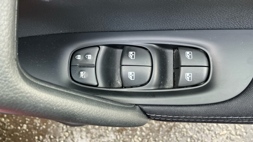 Nissan Qashqai 1.3 DiG-T Acenta Premium 5dr Petrol Hatchback - Image 29