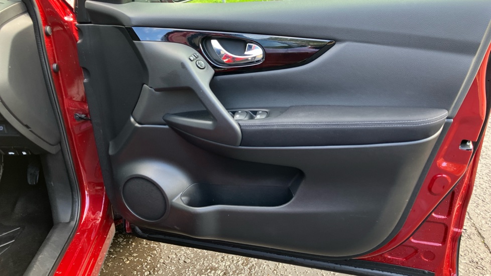 Nissan Qashqai 1.3 DiG-T Acenta Premium 5dr Petrol Hatchback - Image 30