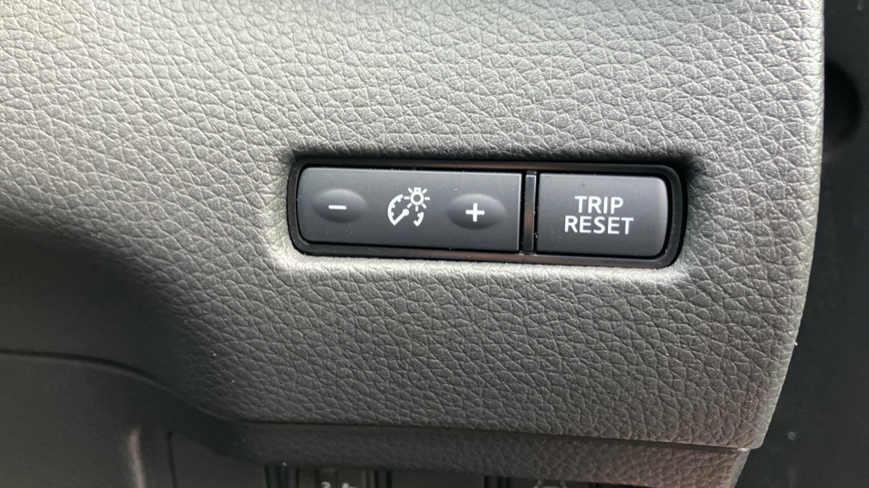 Nissan Qashqai 1.3 DiG-T Acenta Premium 5dr Petrol Hatchback - Image 39