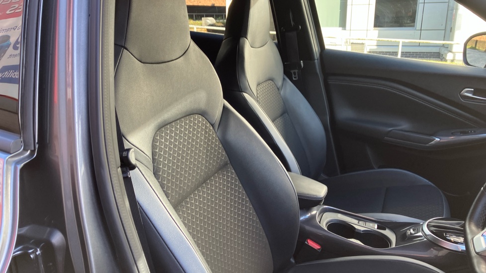 Nissan Juke 1.0 DiG-T 114 N-Connecta 5dr DCT Petrol Hatchback - Image 27