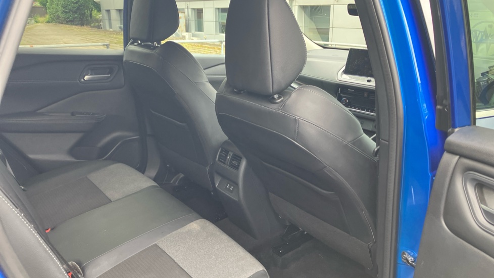 Nissan Qashqai 1.3 DiG-T MH N-Connecta 5dr Petrol Hatchback - Image 30